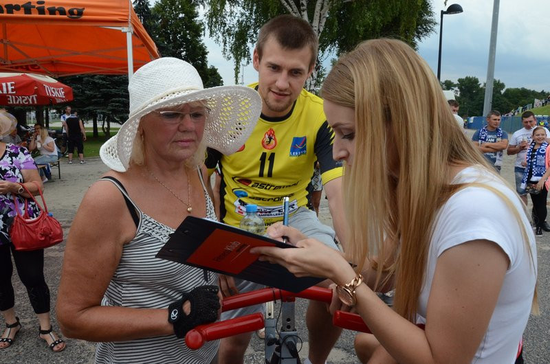 Charytatywna jazda przed stadionem (zdjęcia)