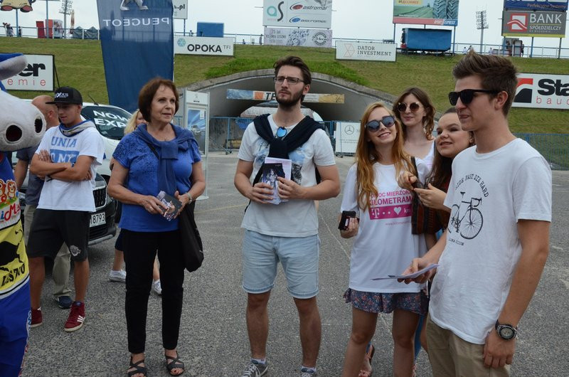 Charytatywna jazda przed stadionem (zdjęcia)
