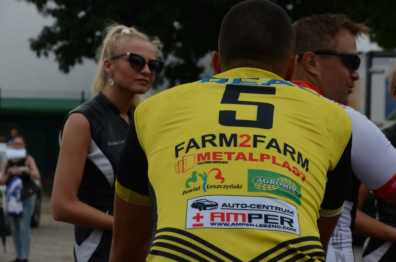Charytatywna jazda przed stadionem (zdjęcia)