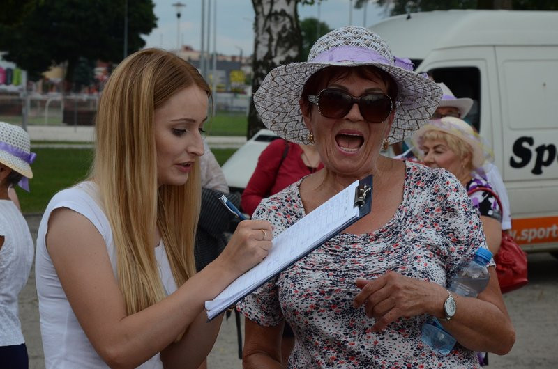 Charytatywna jazda przed stadionem (zdjęcia)