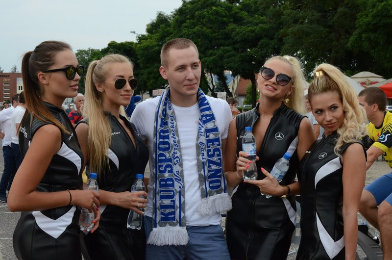 Charytatywna jazda przed stadionem (zdjęcia)
