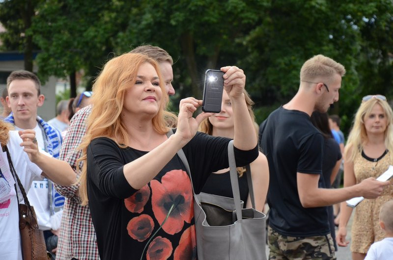 Charytatywna jazda przed stadionem (zdjęcia)