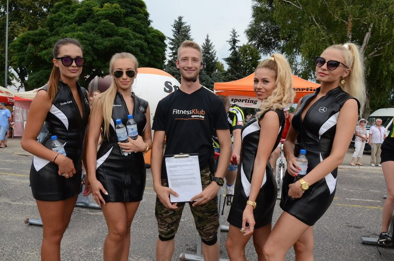 Charytatywna jazda przed stadionem (zdjęcia)
