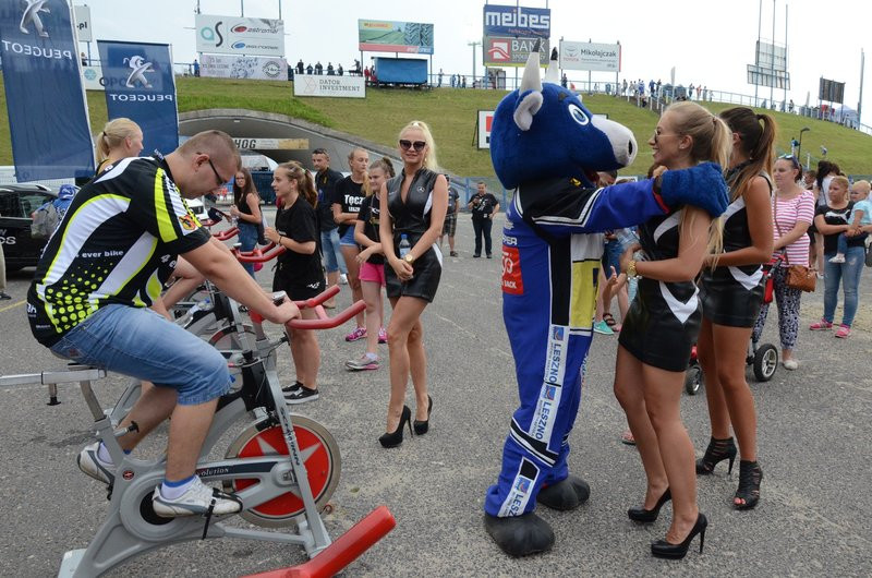 Charytatywna jazda przed stadionem (zdjęcia)