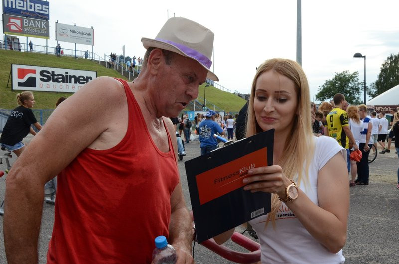 Charytatywna jazda przed stadionem (zdjęcia)