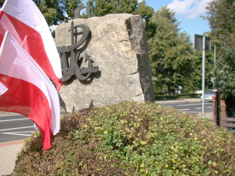Hołd powstańcom pod trzema pomnikami (zdjęcia)