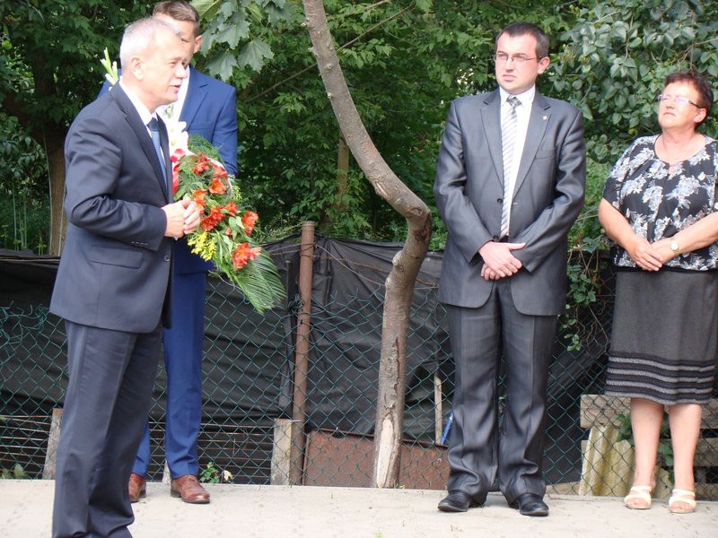 Hołd powstańcom pod trzema pomnikami (zdjęcia)