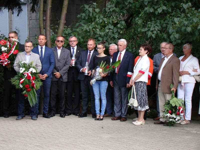 Hołd powstańcom pod trzema pomnikami (zdjęcia)