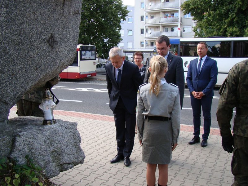 Hołd powstańcom pod trzema pomnikami (zdjęcia)