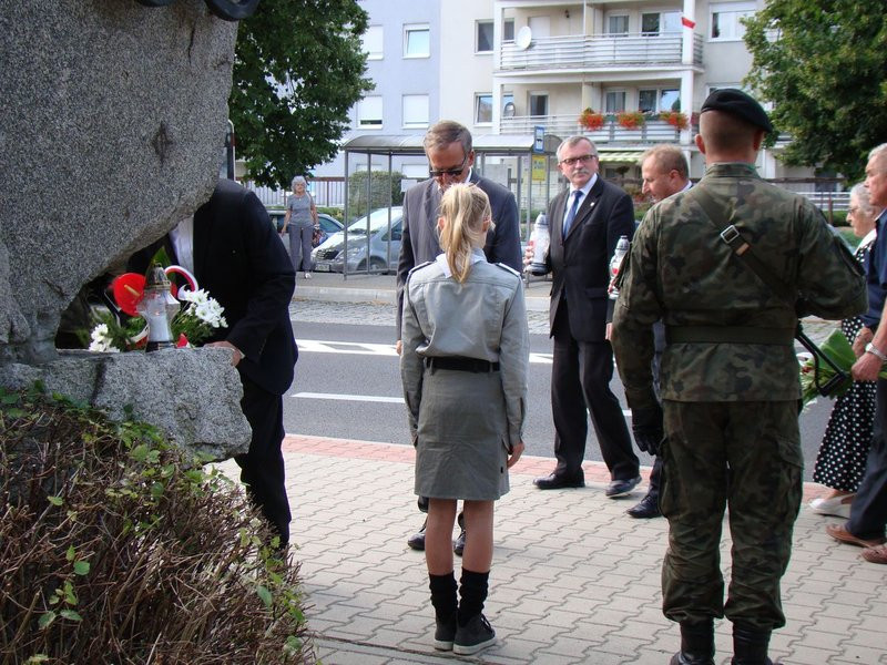 Hołd powstańcom pod trzema pomnikami (zdjęcia)