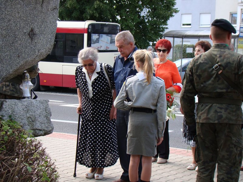 Hołd powstańcom pod trzema pomnikami (zdjęcia)