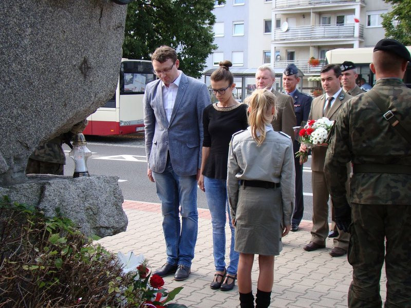 Hołd powstańcom pod trzema pomnikami (zdjęcia)
