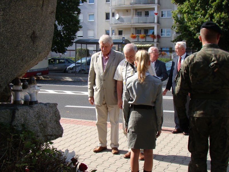 Hołd powstańcom pod trzema pomnikami (zdjęcia)
