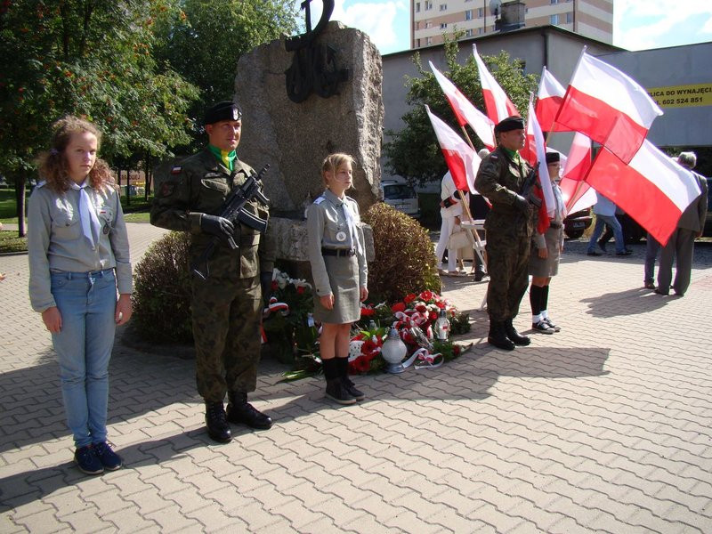 Hołd powstańcom pod trzema pomnikami (zdjęcia)