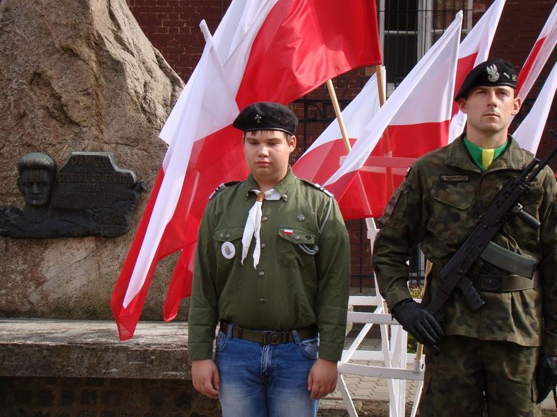 Hołd powstańcom pod trzema pomnikami (zdjęcia)