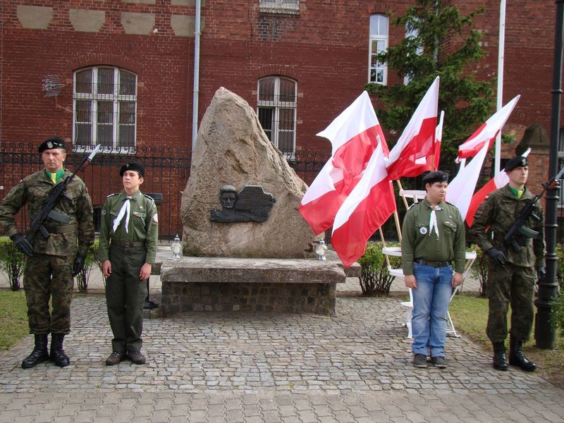 Hołd powstańcom pod trzema pomnikami (zdjęcia)
