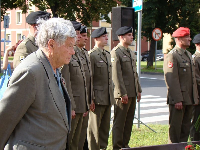 Hołd powstańcom pod trzema pomnikami (zdjęcia)