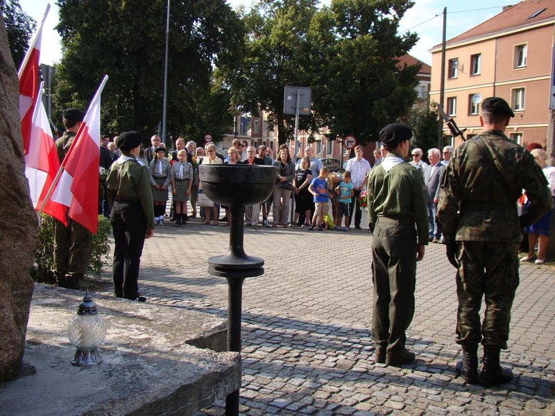 Hołd powstańcom pod trzema pomnikami (zdjęcia)