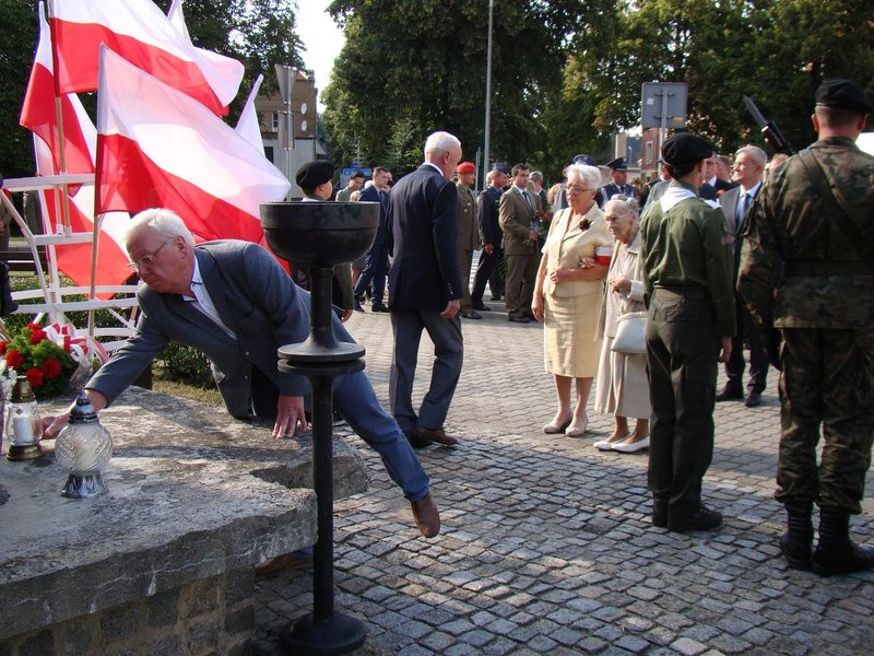 Hołd powstańcom pod trzema pomnikami (zdjęcia)