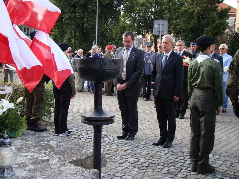 Hołd powstańcom pod trzema pomnikami (zdjęcia)