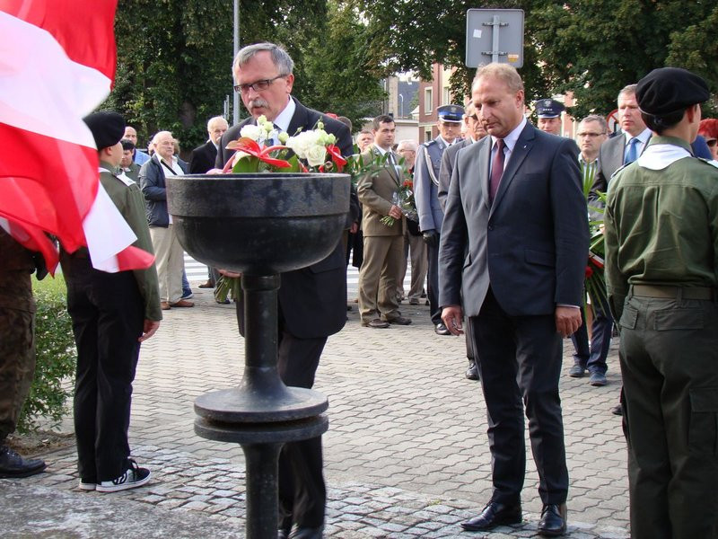 Hołd powstańcom pod trzema pomnikami (zdjęcia)
