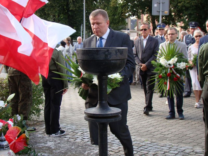 Hołd powstańcom pod trzema pomnikami (zdjęcia)