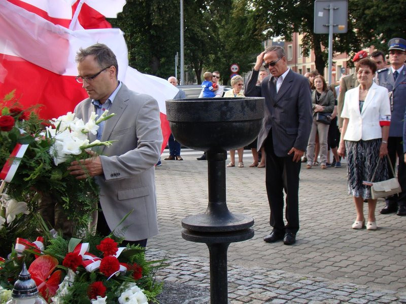 Hołd powstańcom pod trzema pomnikami (zdjęcia)