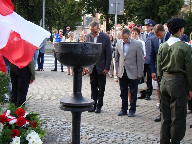 Hołd powstańcom pod trzema pomnikami (zdjęcia)
