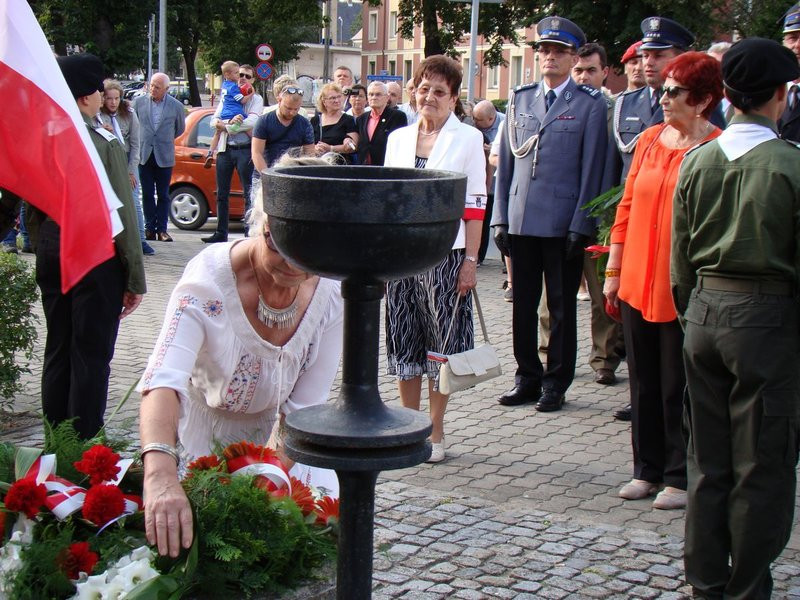 Hołd powstańcom pod trzema pomnikami (zdjęcia)