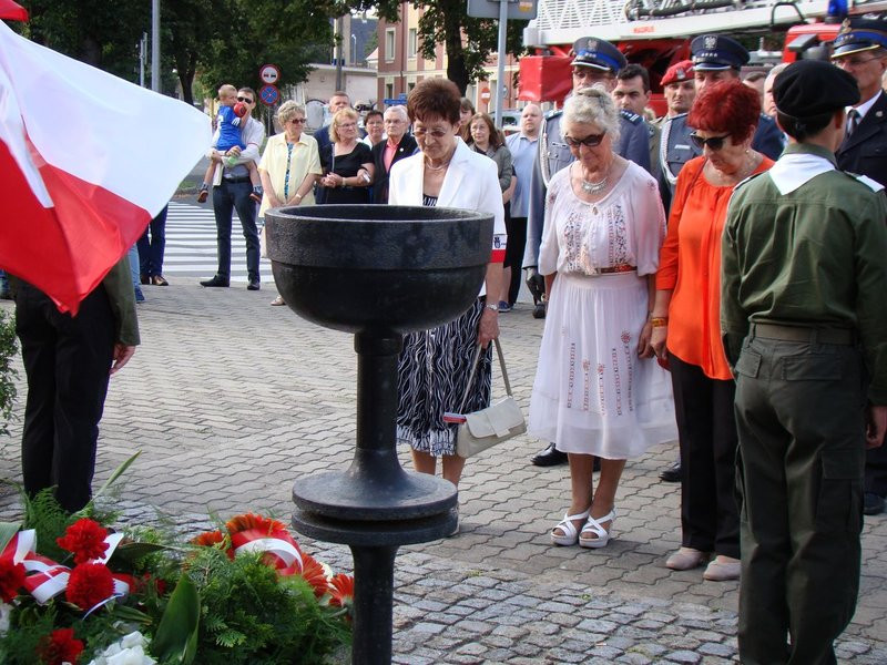 Hołd powstańcom pod trzema pomnikami (zdjęcia)