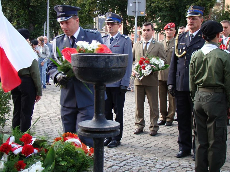 Hołd powstańcom pod trzema pomnikami (zdjęcia)