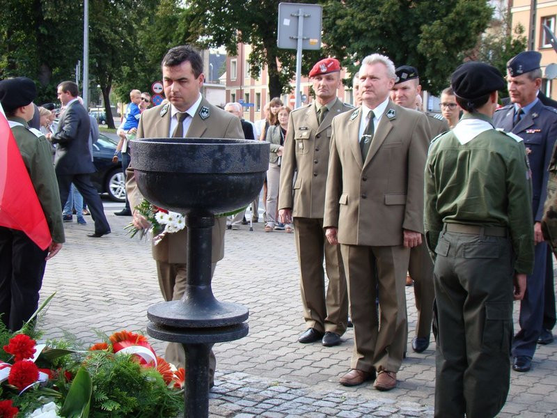 Hołd powstańcom pod trzema pomnikami (zdjęcia)