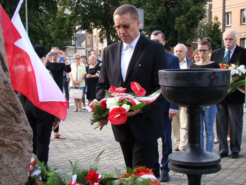 Hołd powstańcom pod trzema pomnikami (zdjęcia)