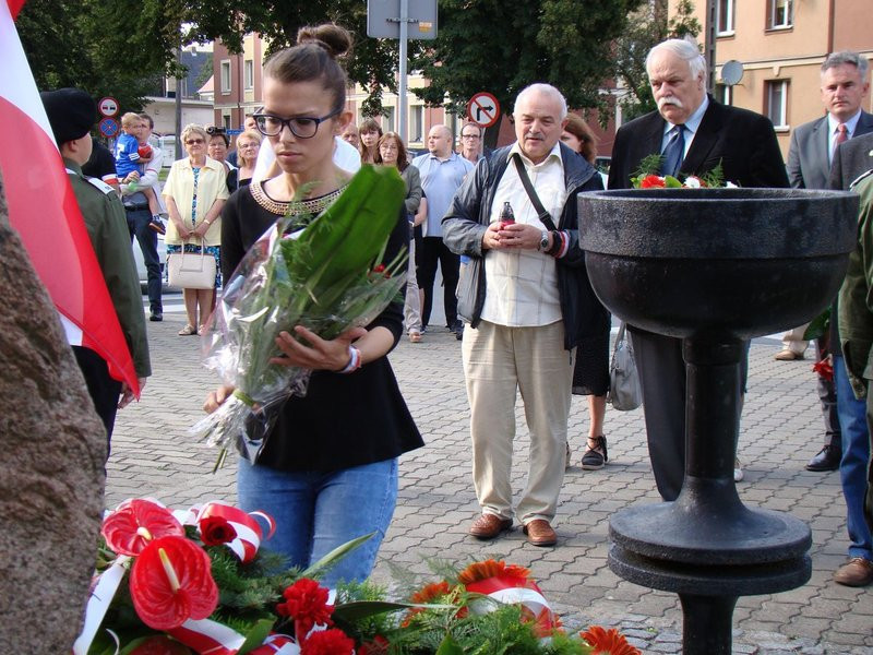 Hołd powstańcom pod trzema pomnikami (zdjęcia)