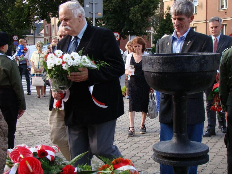 Hołd powstańcom pod trzema pomnikami (zdjęcia)