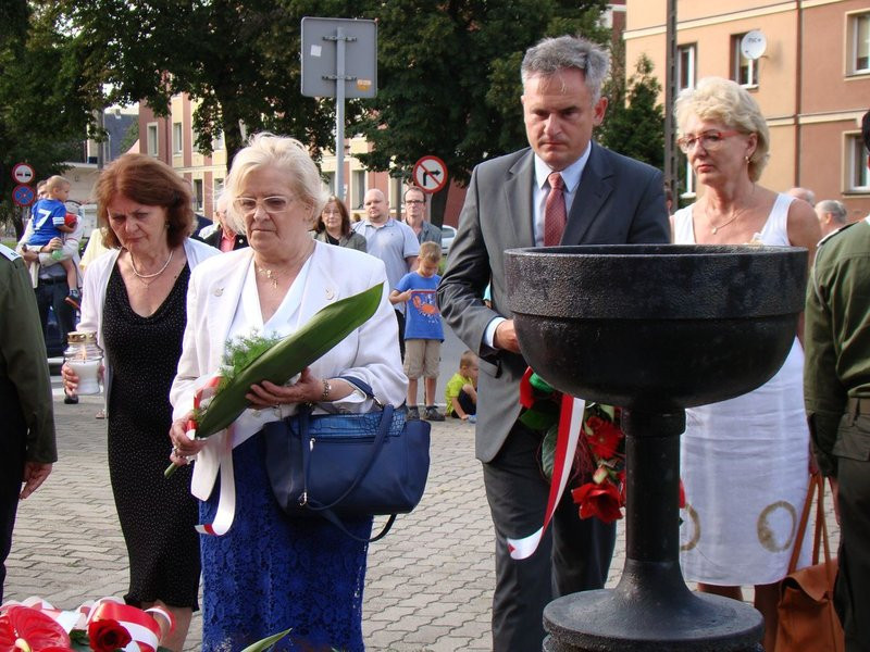Hołd powstańcom pod trzema pomnikami (zdjęcia)