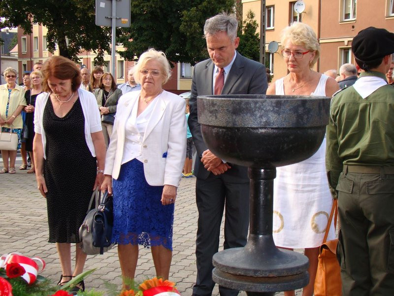 Hołd powstańcom pod trzema pomnikami (zdjęcia)