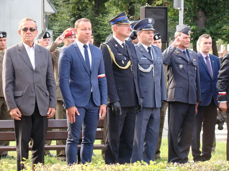 Hołd powstańcom pod trzema pomnikami (zdjęcia)