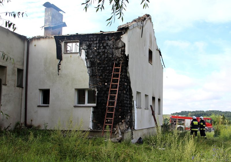 Ogień strawił zakład w Ziemnicach (zdjęcia)