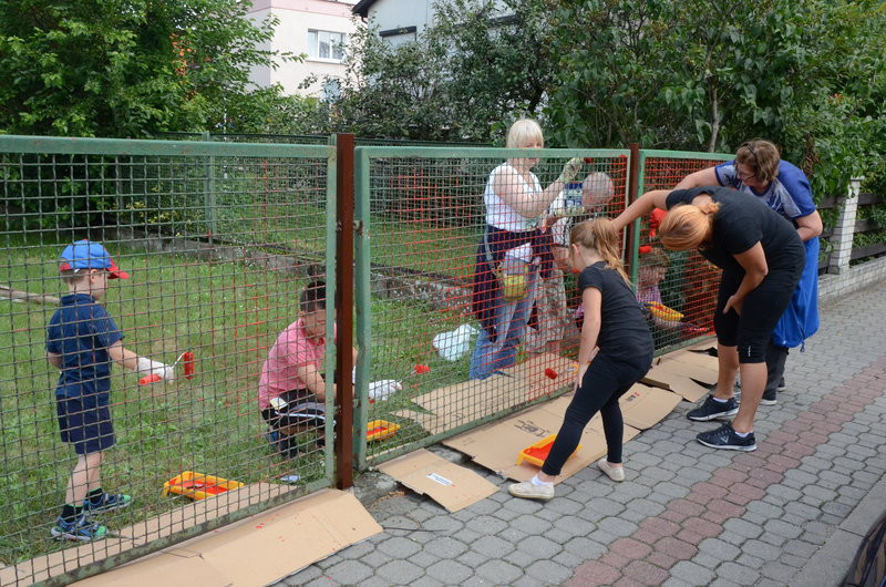 Na placu robi się kolorowo (zdjęcia)