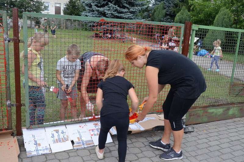 Na placu robi się kolorowo (zdjęcia)