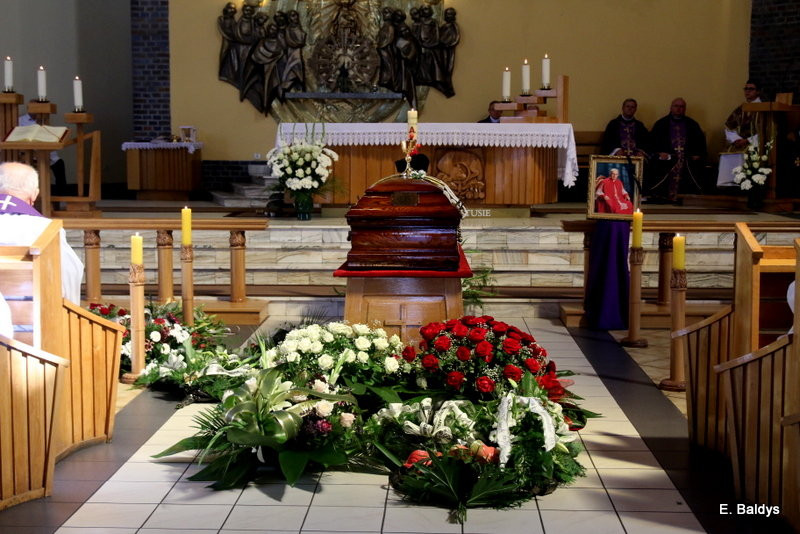 Ostatnie pożegnanie księdza Pietrzaka (zdjęcia)