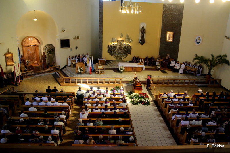 Ostatnie pożegnanie księdza Pietrzaka (zdjęcia)
