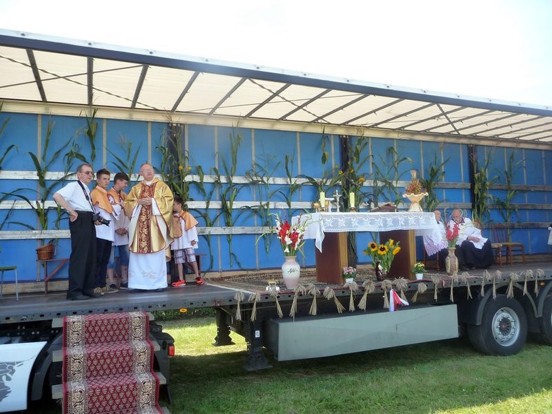 Parada słomianych dożynkowych postaci (zdjęcia)