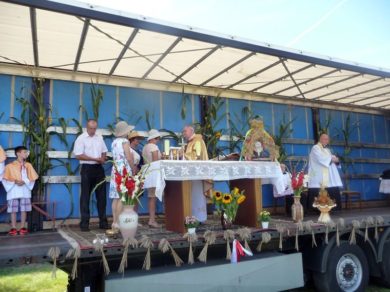Parada słomianych dożynkowych postaci (zdjęcia)