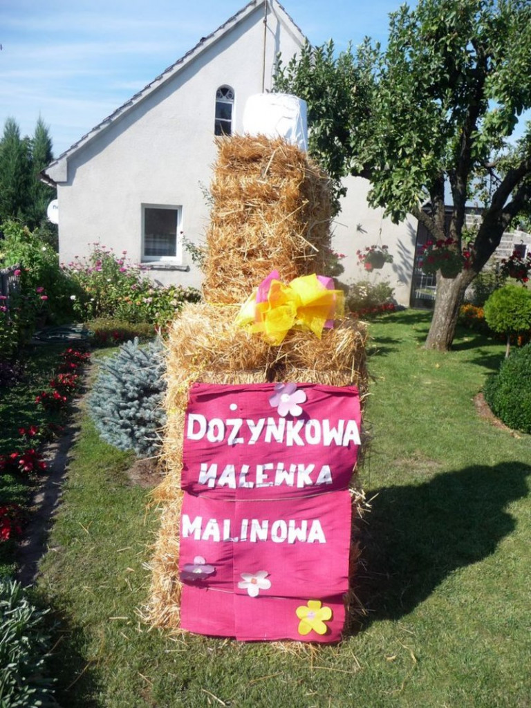 Parada słomianych dożynkowych postaci (zdjęcia)