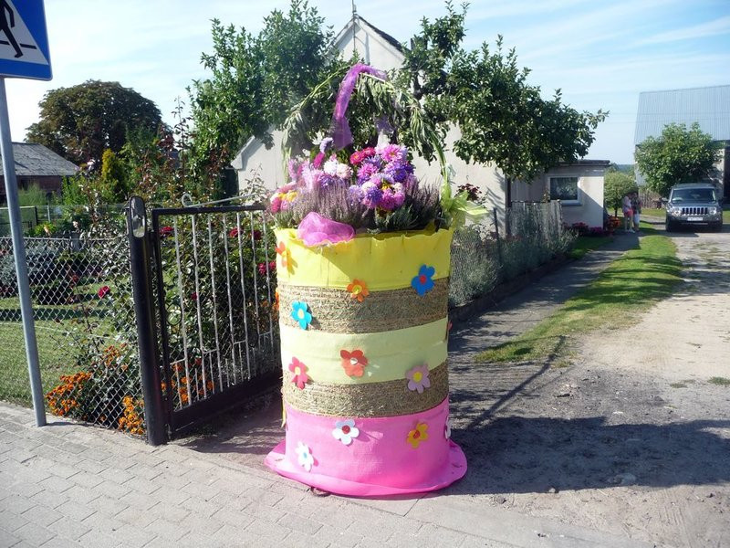 Parada słomianych dożynkowych postaci (zdjęcia)