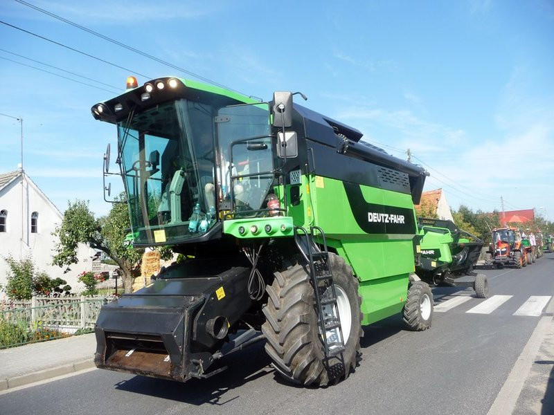 Parada słomianych dożynkowych postaci (zdjęcia)