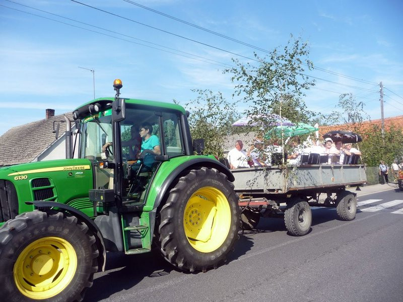 Parada słomianych dożynkowych postaci (zdjęcia)