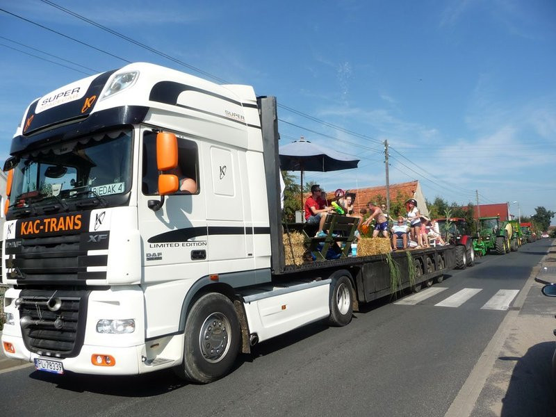 Parada słomianych dożynkowych postaci (zdjęcia)